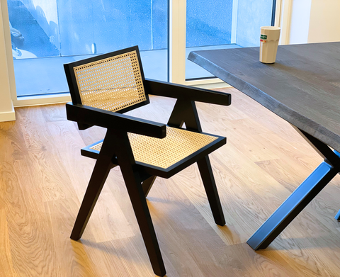 Krzesło do jadalni Ava z podłokietnikami - czarne z wiklinowym siedziskiem