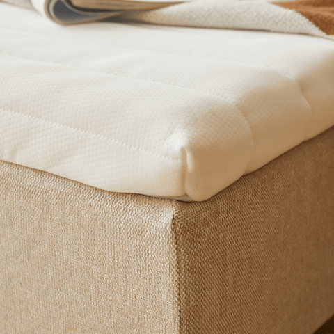 Premium boxspring w kolorze beżowym 140x200 cm z topperem z pianki memory 7 cm, bez nóg do łóżka